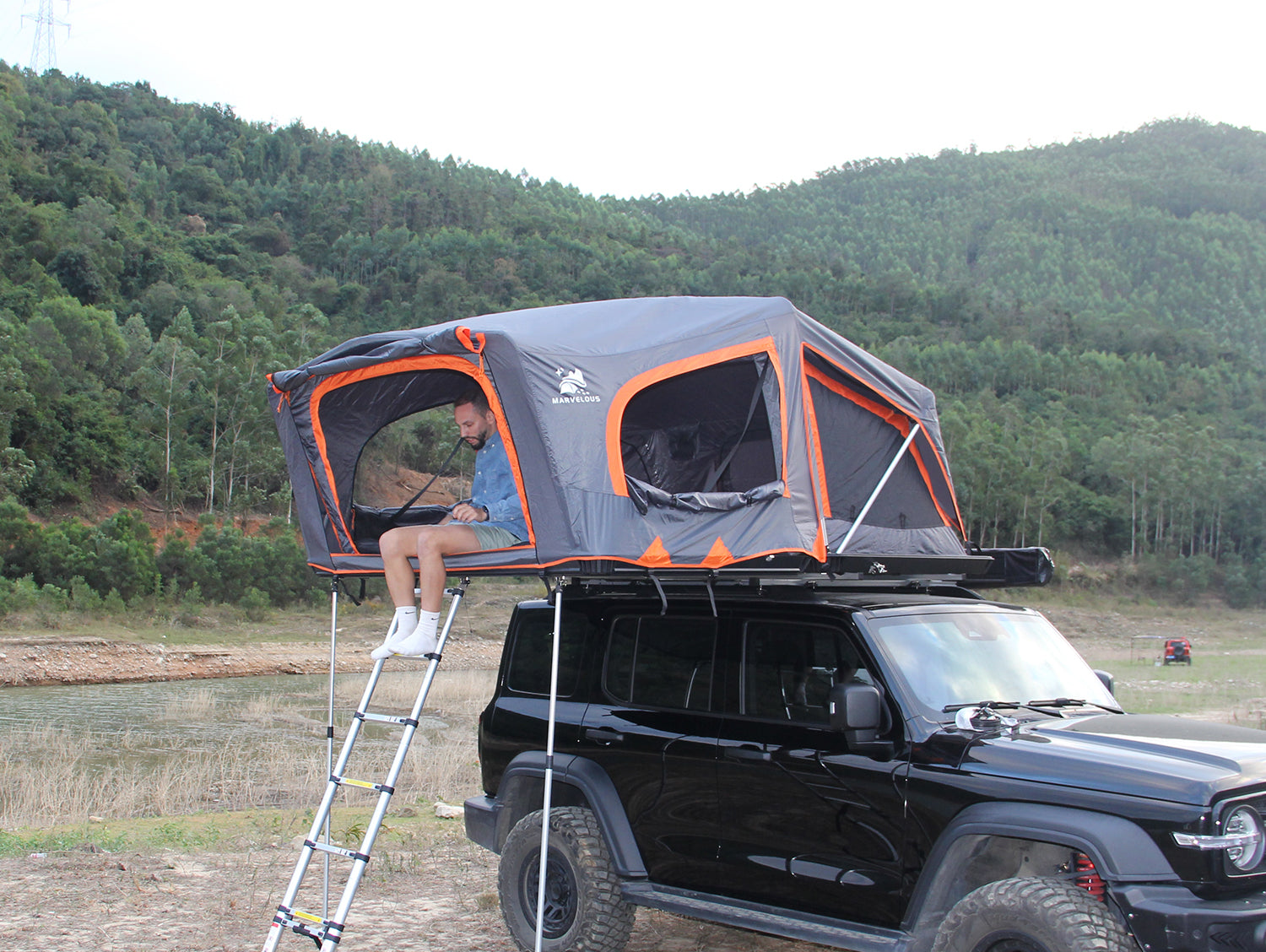 4-5 People Aluminum Hard Shell Folding Car  Roof Top Tent MOT-L800