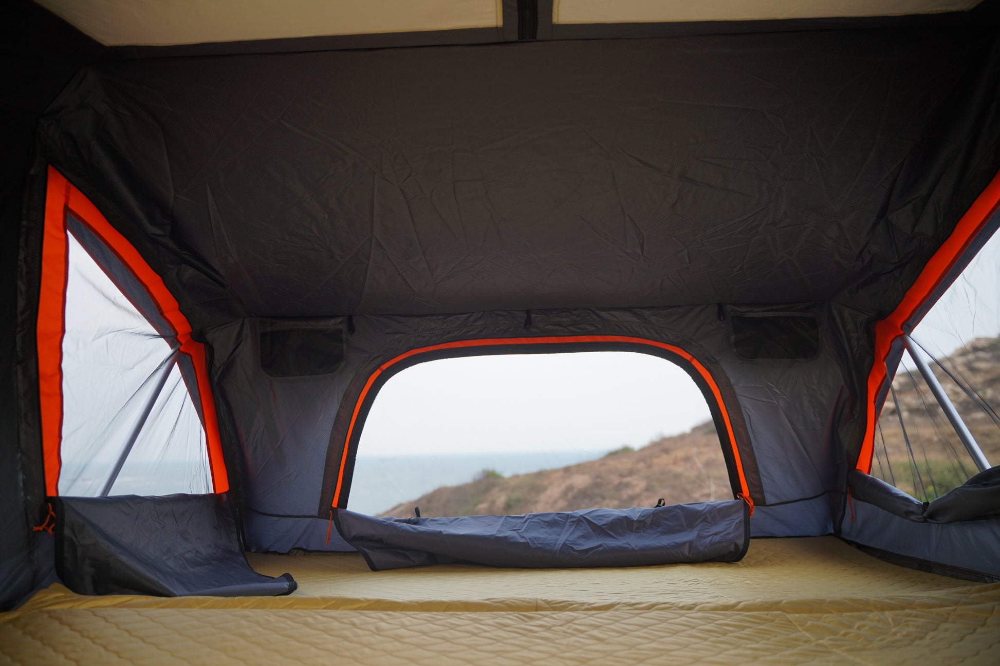 4-5 People Aluminum Hard Shell Folding Car  Roof Top Tent MOT-L800